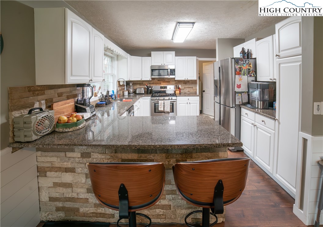 Newland, North Carolina 28657, United States, 3 Bedrooms Bedrooms, ,3 BathroomsBathrooms,Residential,Active,117643