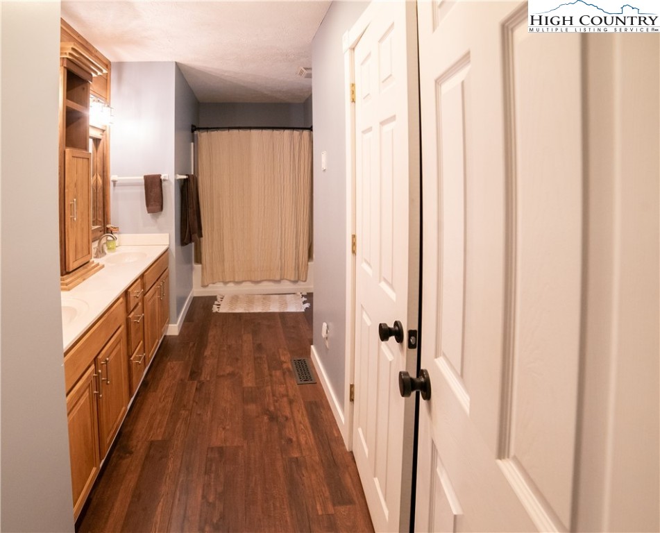 Newland, North Carolina 28657, United States, 3 Bedrooms Bedrooms, ,3 BathroomsBathrooms,Residential,Active,117643