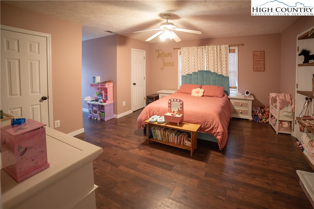 Newland, North Carolina 28657, United States, 3 Bedrooms Bedrooms, ,3 BathroomsBathrooms,Residential,Active,117643