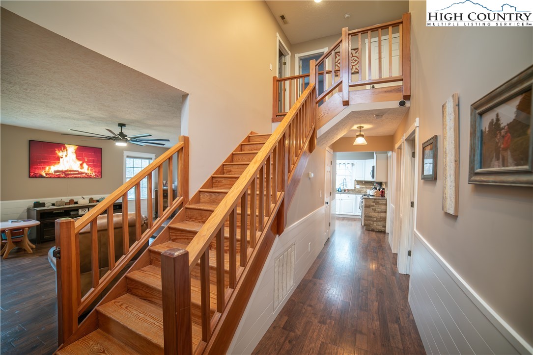 Newland, North Carolina 28657, United States, 3 Bedrooms Bedrooms, ,3 BathroomsBathrooms,Residential,Active,117643