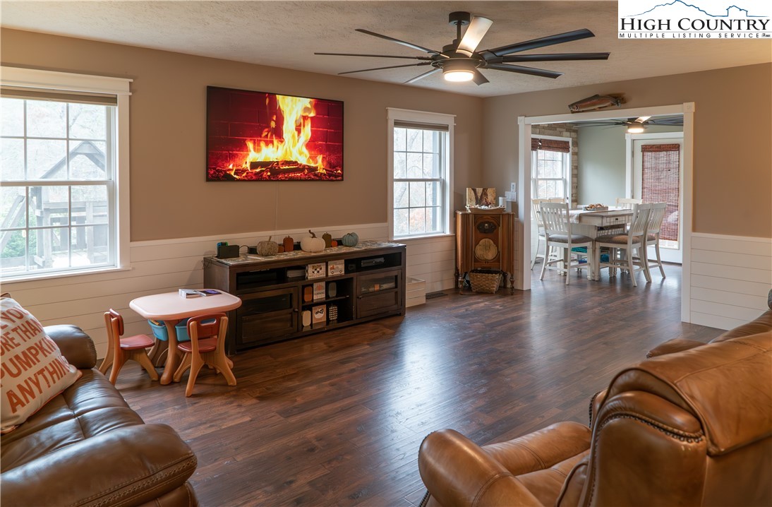 Newland, North Carolina 28657, United States, 3 Bedrooms Bedrooms, ,3 BathroomsBathrooms,Residential,Active,117643