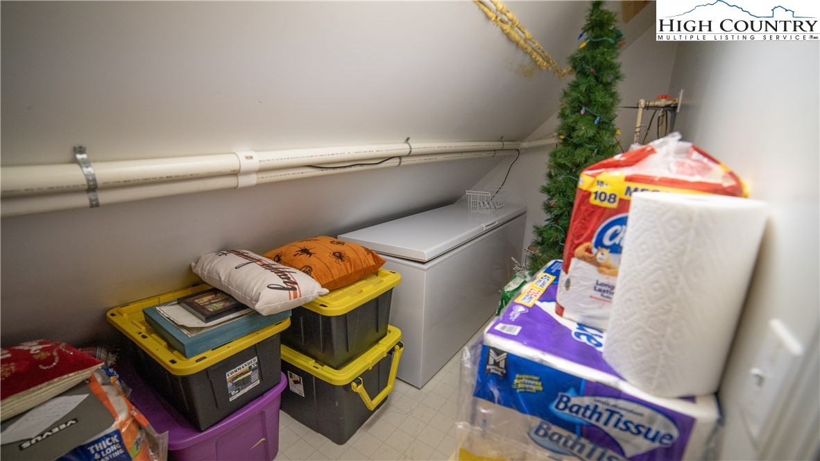 Newland, North Carolina 28657, United States, 3 Bedrooms Bedrooms, ,3 BathroomsBathrooms,Residential,Active,117643