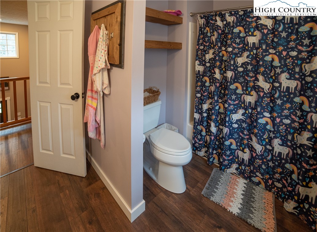 Newland, North Carolina 28657, United States, 3 Bedrooms Bedrooms, ,3 BathroomsBathrooms,Residential,Active,117643