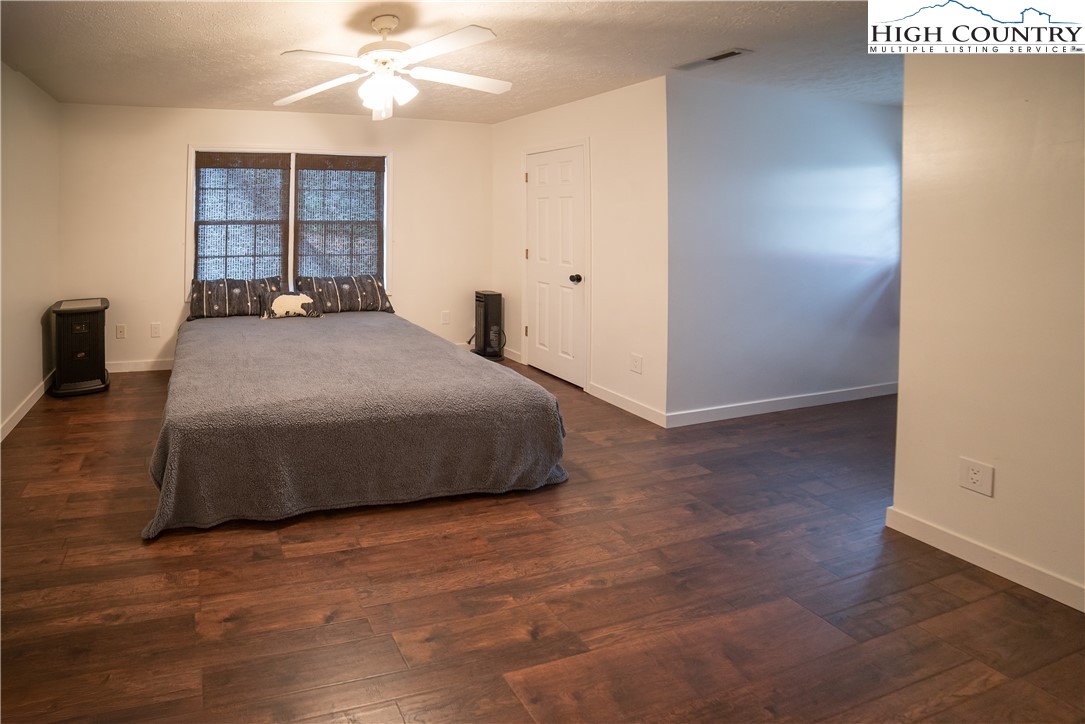 Newland, North Carolina 28657, United States, 3 Bedrooms Bedrooms, ,3 BathroomsBathrooms,Residential,Active,117643