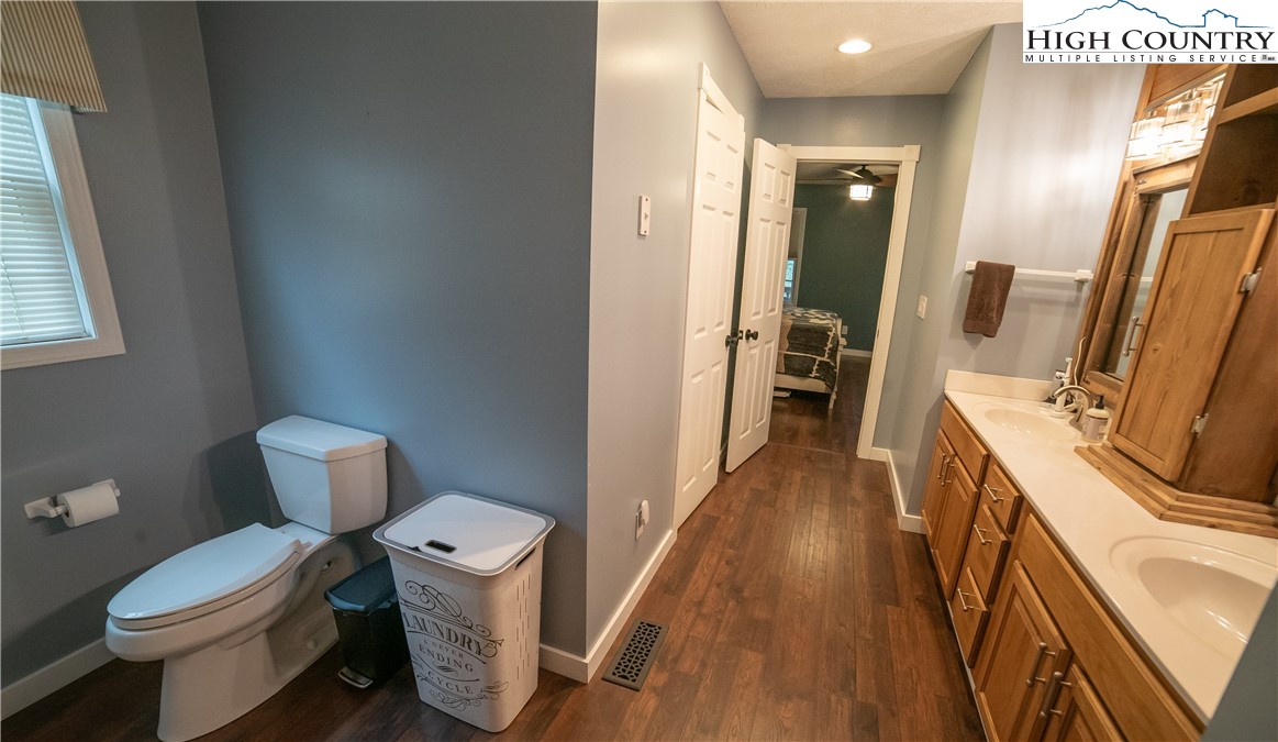 Newland, North Carolina 28657, United States, 3 Bedrooms Bedrooms, ,3 BathroomsBathrooms,Residential,Active,117643