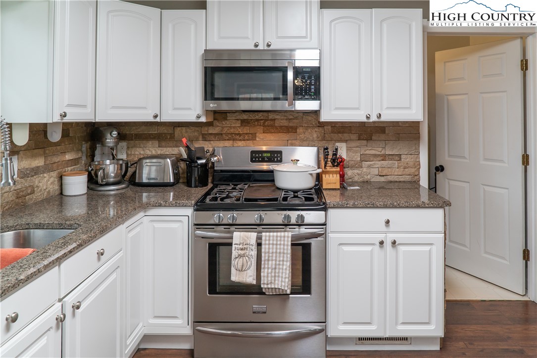 Newland, North Carolina 28657, United States, 3 Bedrooms Bedrooms, ,3 BathroomsBathrooms,Residential,Active,117643