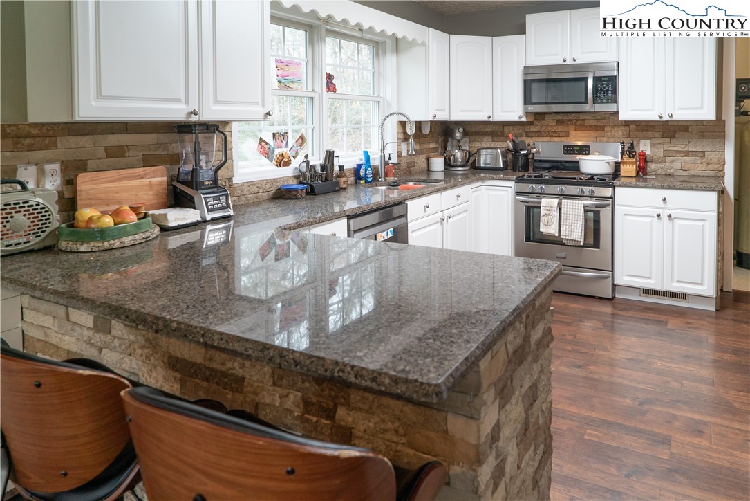 Newland, North Carolina 28657, United States, 3 Bedrooms Bedrooms, ,3 BathroomsBathrooms,Residential,Active,117643