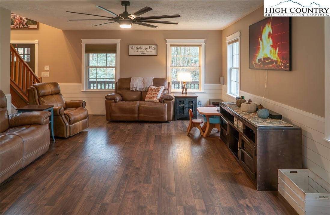 Newland, North Carolina 28657, United States, 3 Bedrooms Bedrooms, ,3 BathroomsBathrooms,Residential,Active,117643