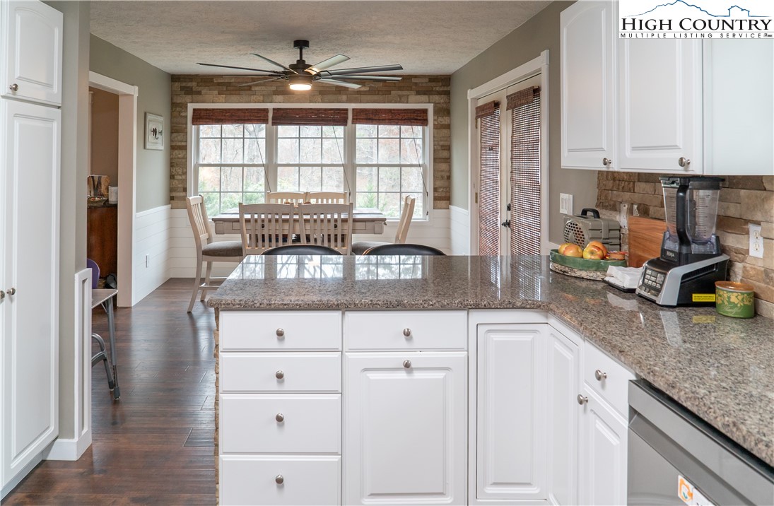 Newland, North Carolina 28657, United States, 3 Bedrooms Bedrooms, ,3 BathroomsBathrooms,Residential,Active,117643