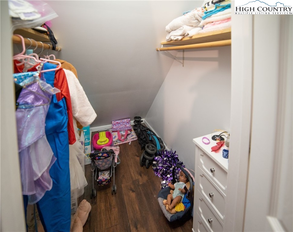 Newland, North Carolina 28657, United States, 3 Bedrooms Bedrooms, ,3 BathroomsBathrooms,Residential,Active,117643