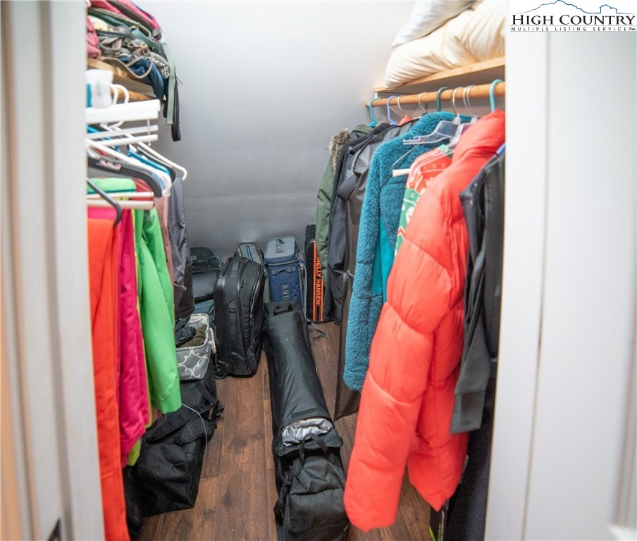 Newland, North Carolina 28657, United States, 3 Bedrooms Bedrooms, ,3 BathroomsBathrooms,Residential,Active,117643