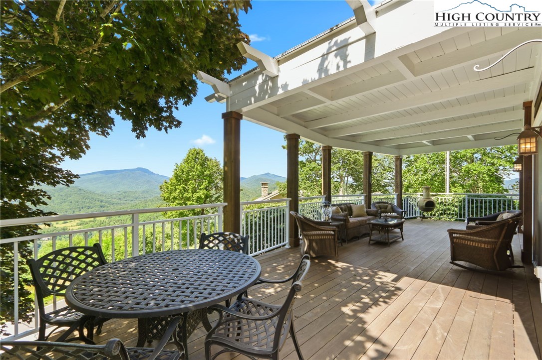 Boone, North Carolina 28607, United States, 3 Bedrooms Bedrooms, ,4 BathroomsBathrooms,Residential,Active,163211