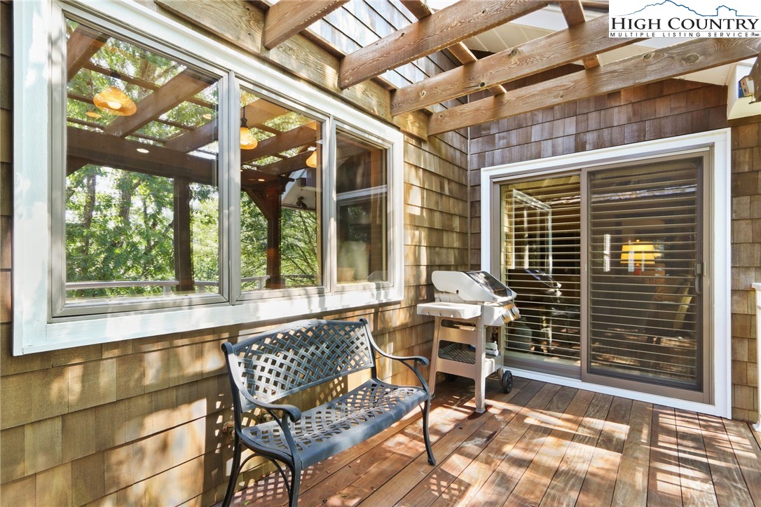 Boone, North Carolina 28607, United States, 3 Bedrooms Bedrooms, ,4 BathroomsBathrooms,Residential,Active,163211