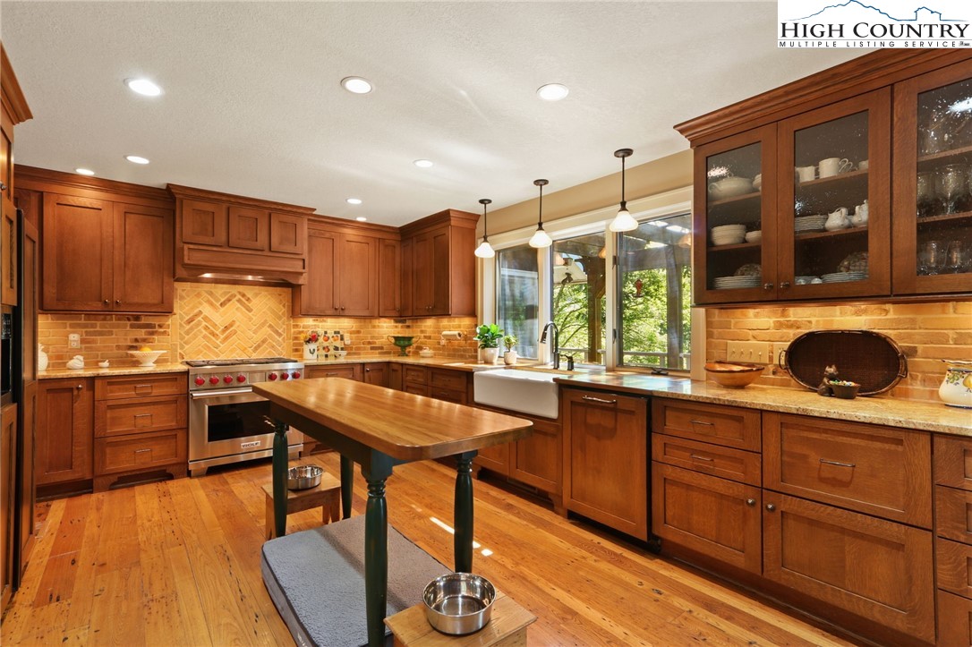 Boone, North Carolina 28607, United States, 3 Bedrooms Bedrooms, ,4 BathroomsBathrooms,Residential,Active,163211