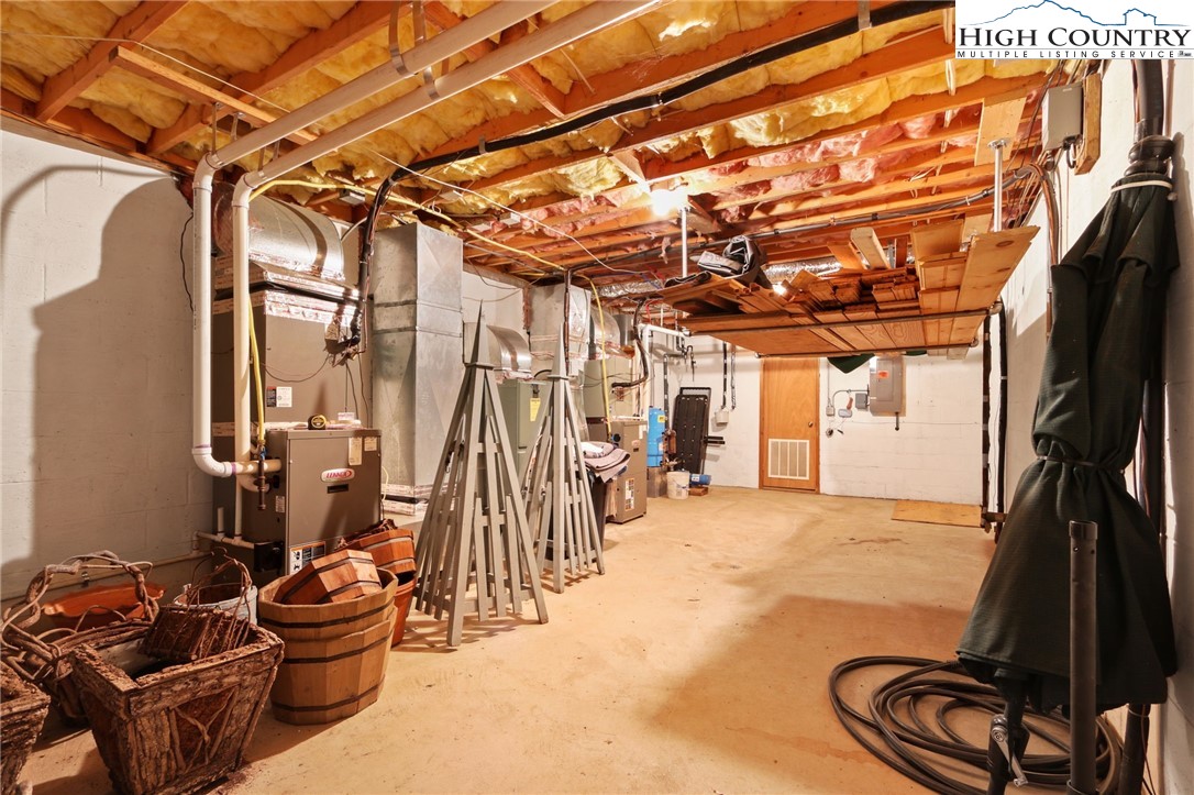 Boone, North Carolina 28607, United States, 3 Bedrooms Bedrooms, ,4 BathroomsBathrooms,Residential,Active,163211