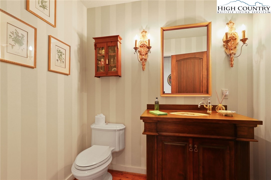 Boone, North Carolina 28607, United States, 3 Bedrooms Bedrooms, ,4 BathroomsBathrooms,Residential,Active,163211