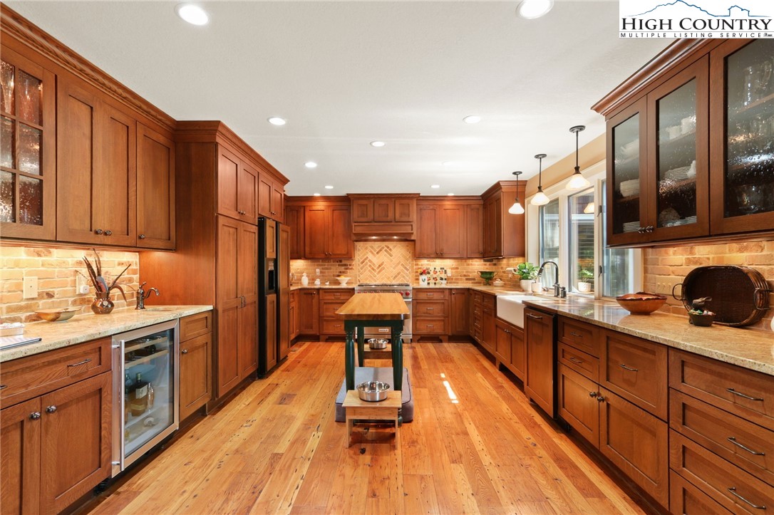 Boone, North Carolina 28607, United States, 3 Bedrooms Bedrooms, ,4 BathroomsBathrooms,Residential,Active,163211