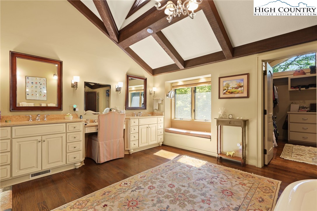 Boone, North Carolina 28607, United States, 3 Bedrooms Bedrooms, ,4 BathroomsBathrooms,Residential,Active,163211