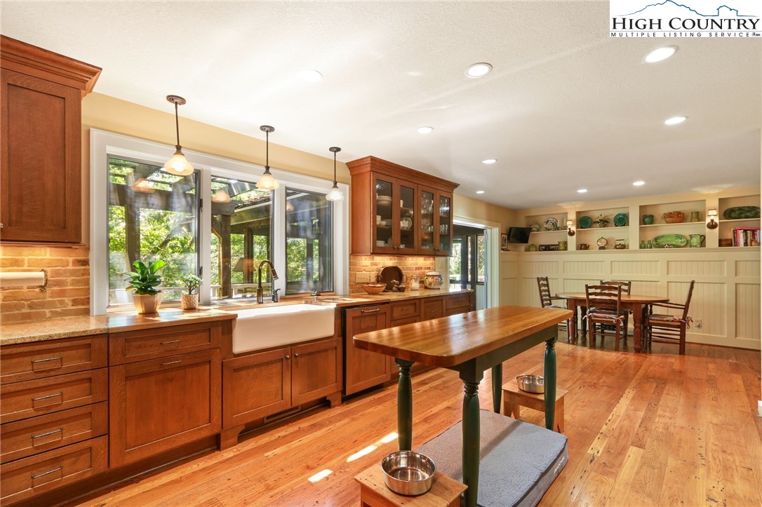 Boone, North Carolina 28607, United States, 3 Bedrooms Bedrooms, ,4 BathroomsBathrooms,Residential,Active,163211