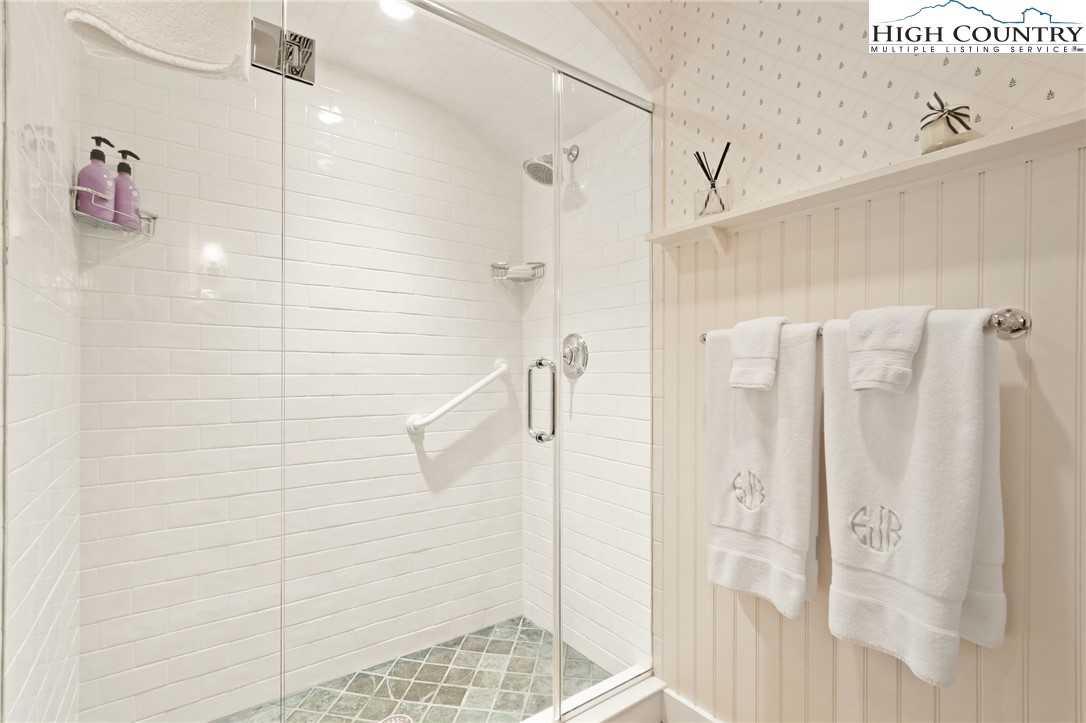 Boone, North Carolina 28607, United States, 3 Bedrooms Bedrooms, ,4 BathroomsBathrooms,Residential,Active,163211