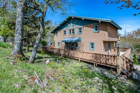Photo of 125 Skiway Circle Cir, Beech Mountain, NC 28604 (MLS # 262189)