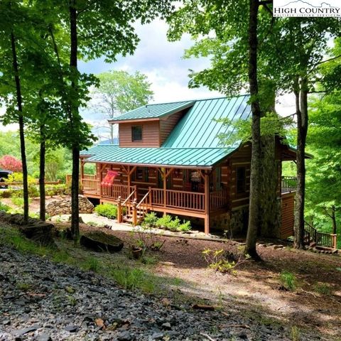 Photo of 126 Rock Spring Circle, Sugar Mountain, NC 28604 (MLS # 256563)