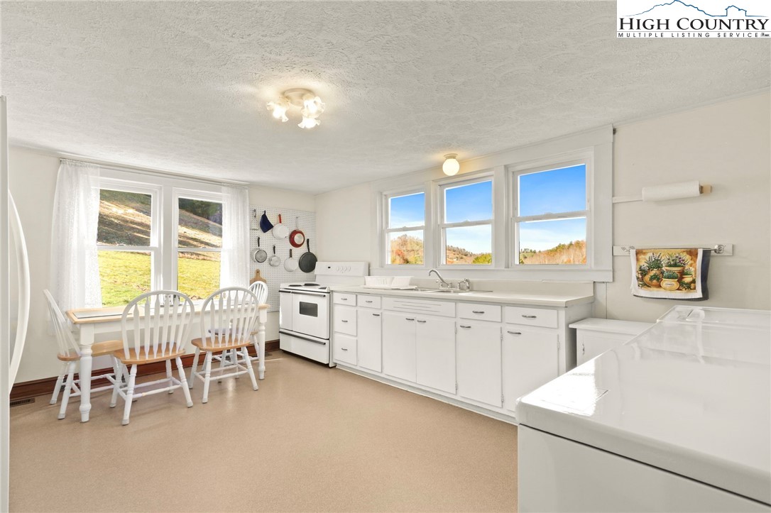 Sugar Grove, North Carolina 28679, United States, 2 Bedrooms Bedrooms, ,1 BathroomBathrooms,Residential,Active,243250