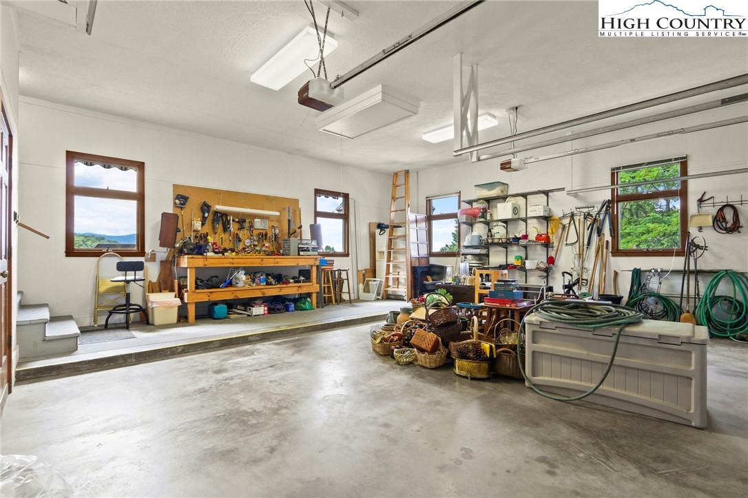 Boone, North Carolina 28607, United States, 3 Bedrooms Bedrooms, ,4 BathroomsBathrooms,Residential,Active,191541