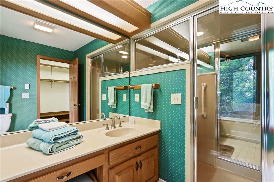 Boone, North Carolina 28607, United States, 3 Bedrooms Bedrooms, ,4 BathroomsBathrooms,Residential,Active,191541