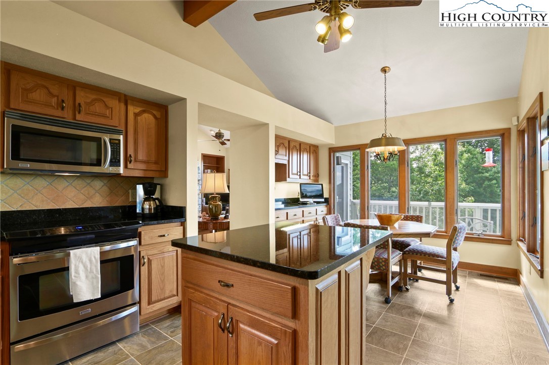 Boone, North Carolina 28607, United States, 3 Bedrooms Bedrooms, ,4 BathroomsBathrooms,Residential,Active,191541