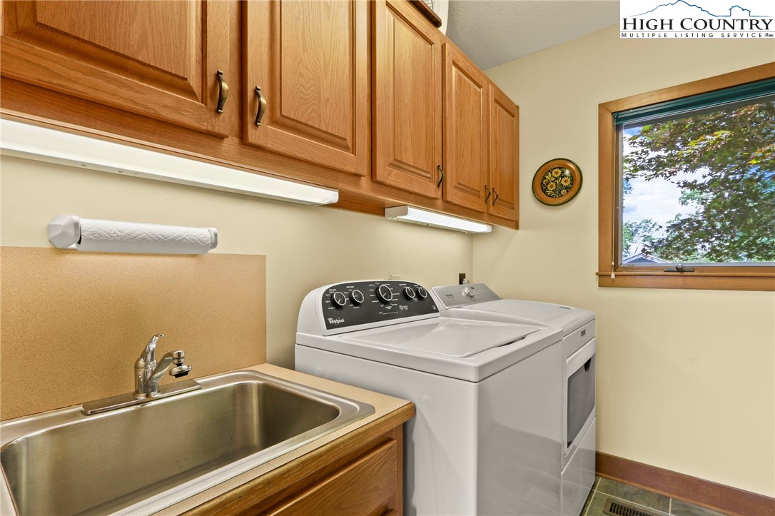 Boone, North Carolina 28607, United States, 3 Bedrooms Bedrooms, ,4 BathroomsBathrooms,Residential,Active,191541