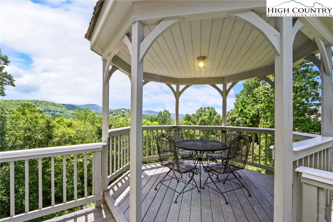 Boone, North Carolina 28607, United States, 3 Bedrooms Bedrooms, ,4 BathroomsBathrooms,Residential,Active,191541