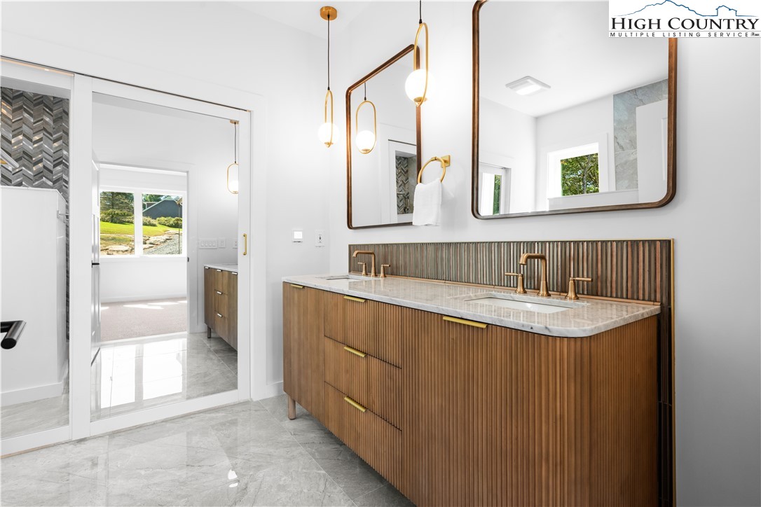 Boone, North Carolina 28607, United States, 3 Bedrooms Bedrooms, ,5 BathroomsBathrooms,Residential,Active,231892