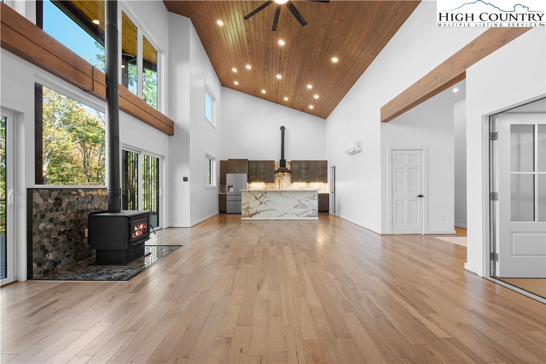 Boone, North Carolina 28607, United States, 3 Bedrooms Bedrooms, ,5 BathroomsBathrooms,Residential,Active,231892