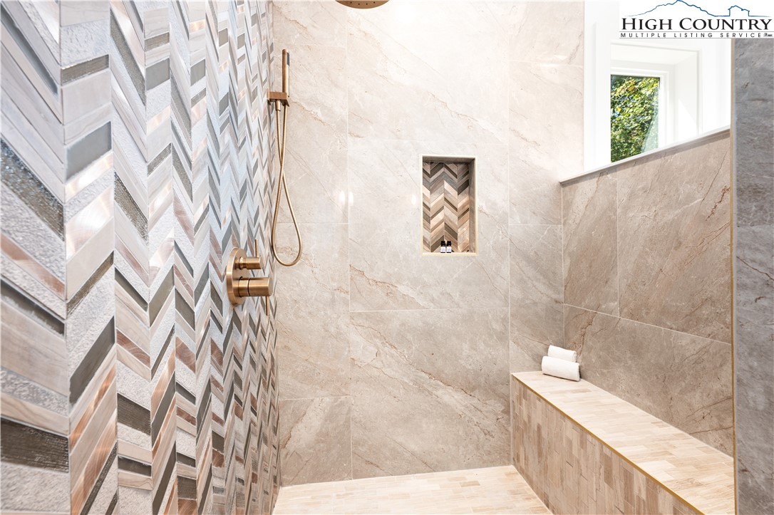 Boone, North Carolina 28607, United States, 3 Bedrooms Bedrooms, ,5 BathroomsBathrooms,Residential,Active,231892