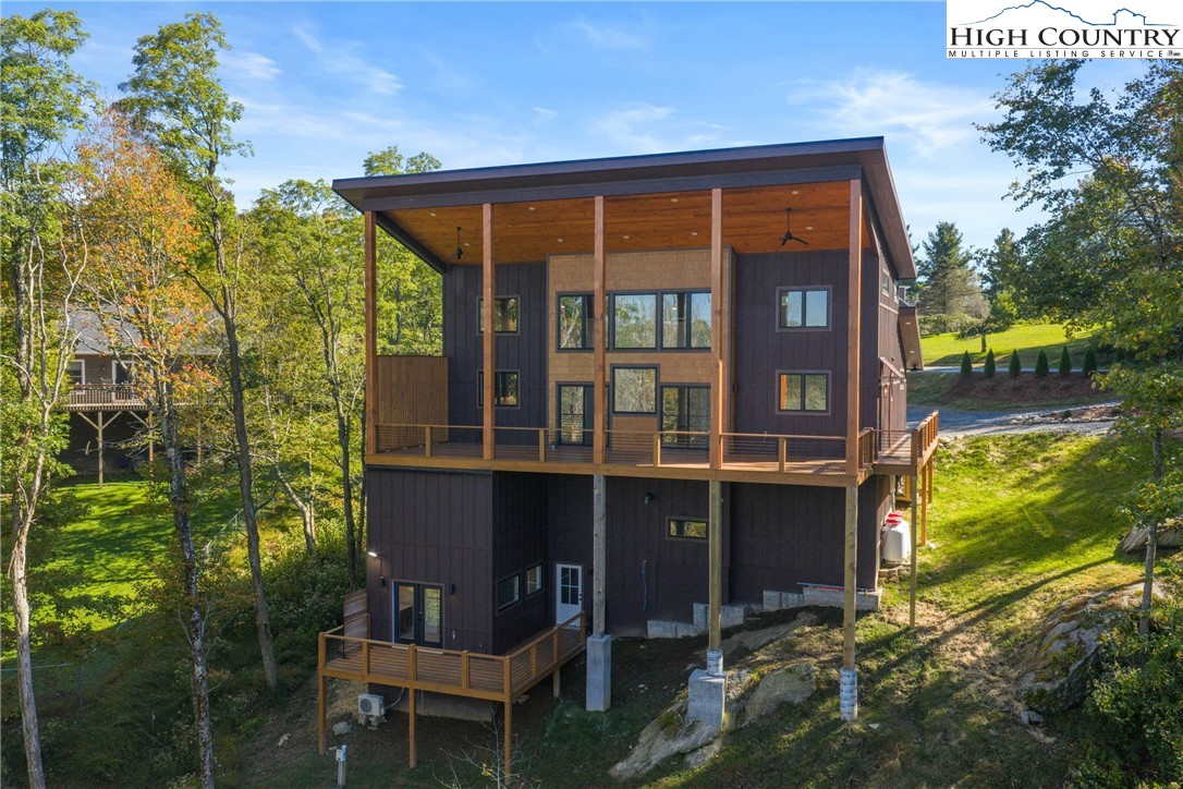 Boone, North Carolina 28607, United States, 3 Bedrooms Bedrooms, ,5 BathroomsBathrooms,Residential,Active,231892