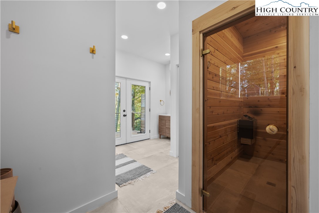 Boone, North Carolina 28607, United States, 3 Bedrooms Bedrooms, ,5 BathroomsBathrooms,Residential,Active,231892