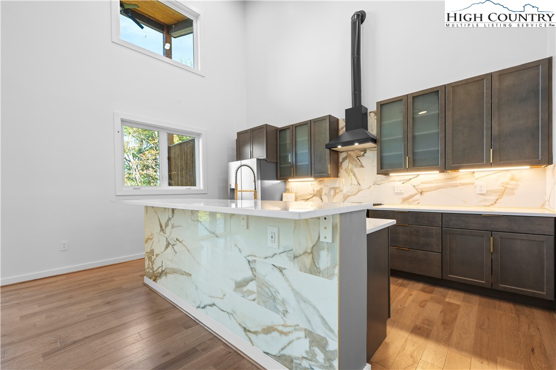 Boone, North Carolina 28607, United States, 3 Bedrooms Bedrooms, ,5 BathroomsBathrooms,Residential,Active,231892