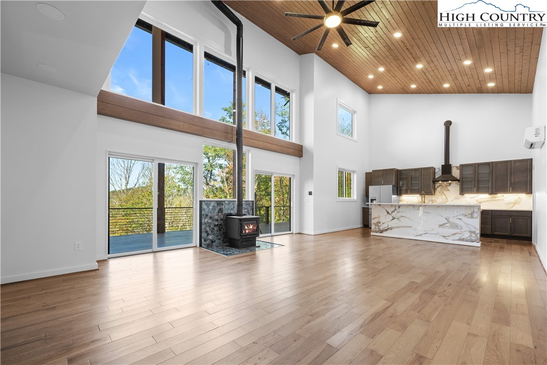 Boone, North Carolina 28607, United States, 3 Bedrooms Bedrooms, ,5 BathroomsBathrooms,Residential,Active,231892