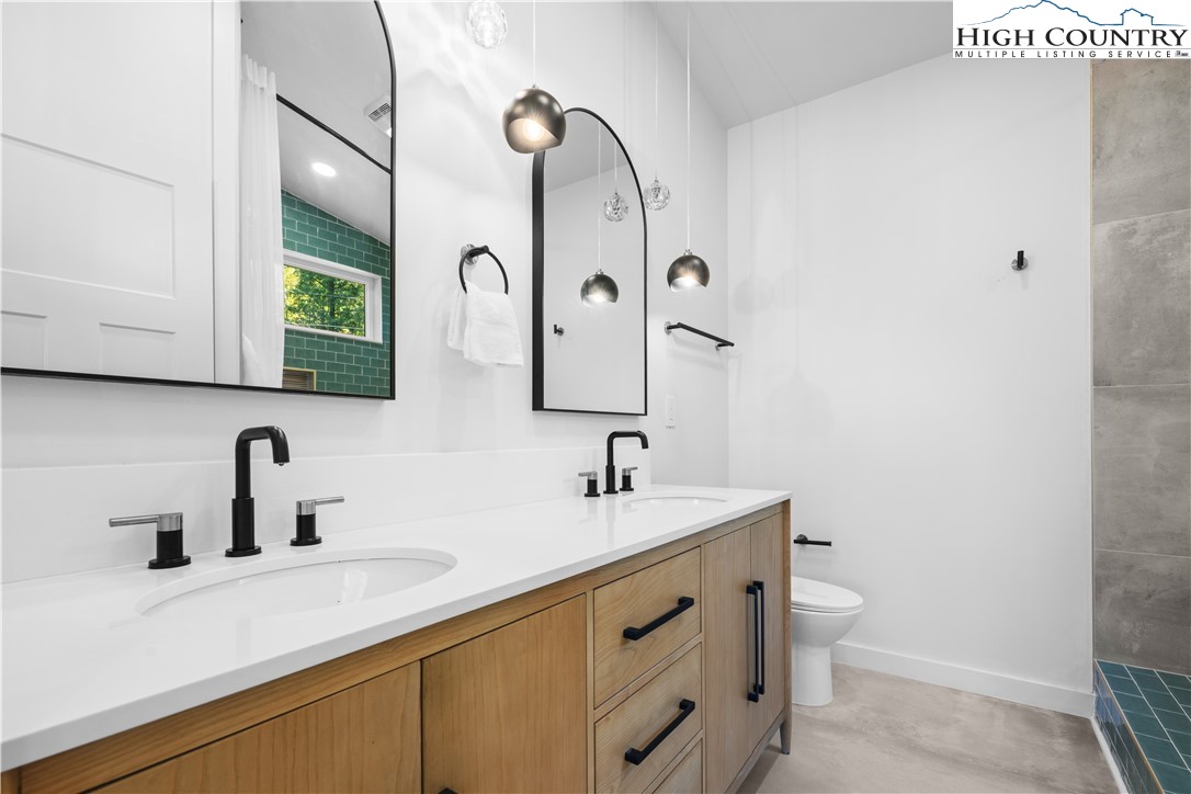 Boone, North Carolina 28607, United States, 3 Bedrooms Bedrooms, ,5 BathroomsBathrooms,Residential,Active,231892