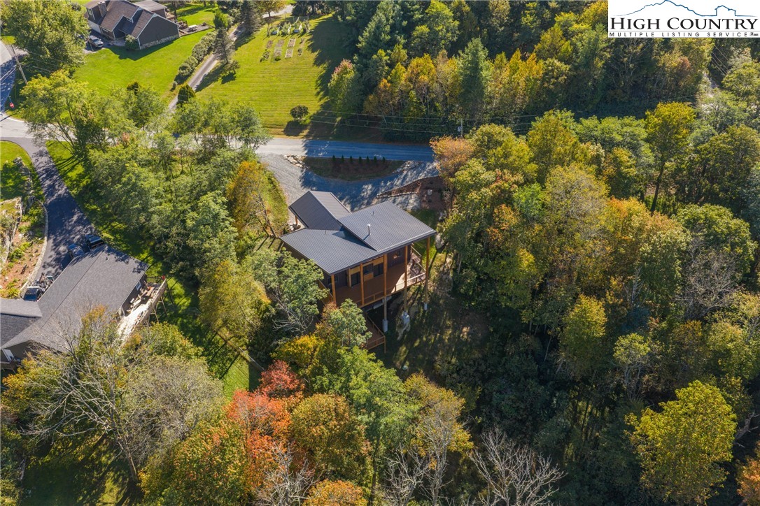 Boone, North Carolina 28607, United States, 3 Bedrooms Bedrooms, ,5 BathroomsBathrooms,Residential,Active,231892