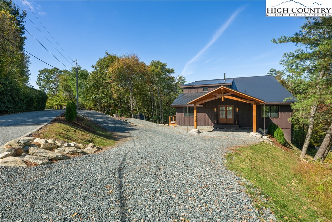 Boone, North Carolina 28607, United States, 3 Bedrooms Bedrooms, ,5 BathroomsBathrooms,Residential,Active,231892