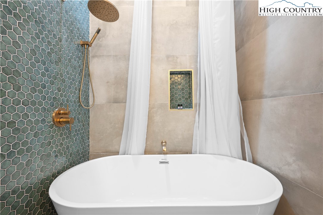 Boone, North Carolina 28607, United States, 3 Bedrooms Bedrooms, ,5 BathroomsBathrooms,Residential,Active,231892