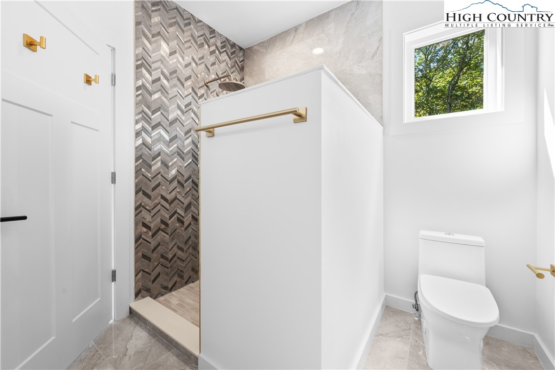 Boone, North Carolina 28607, United States, 3 Bedrooms Bedrooms, ,5 BathroomsBathrooms,Residential,Active,231892