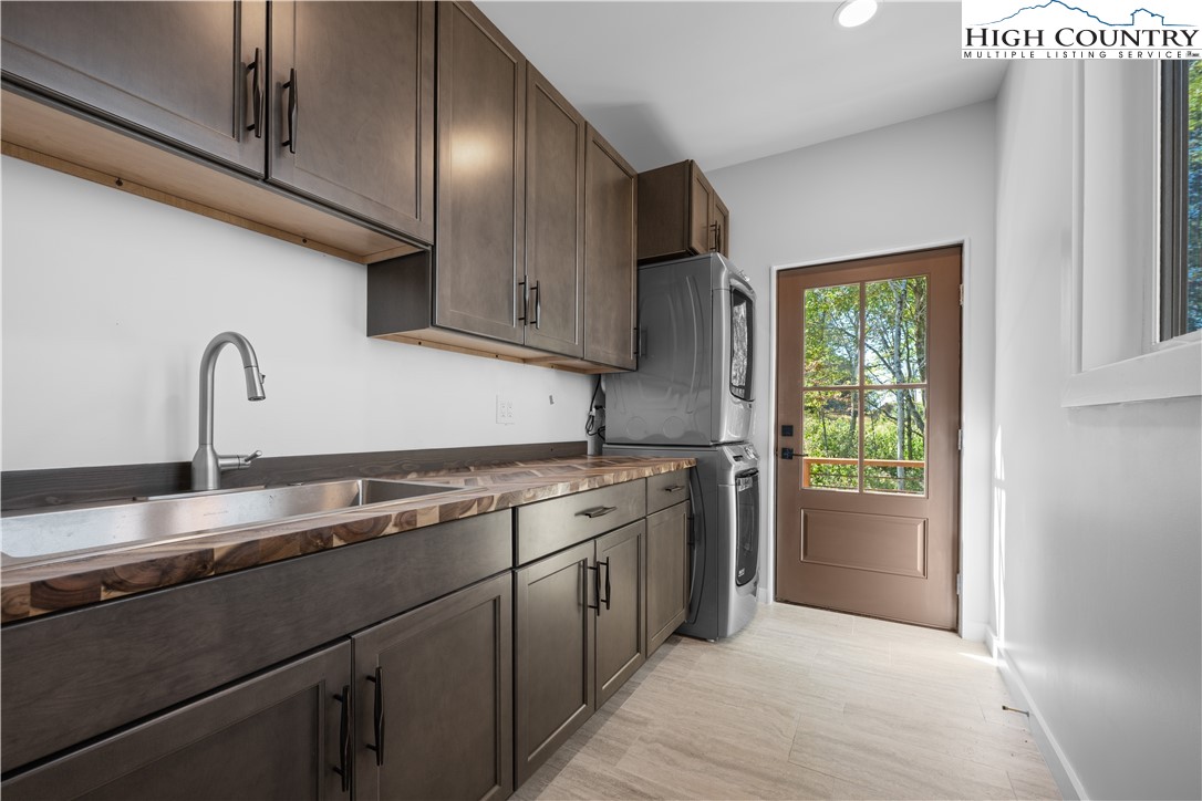 Boone, North Carolina 28607, United States, 3 Bedrooms Bedrooms, ,5 BathroomsBathrooms,Residential,Active,231892