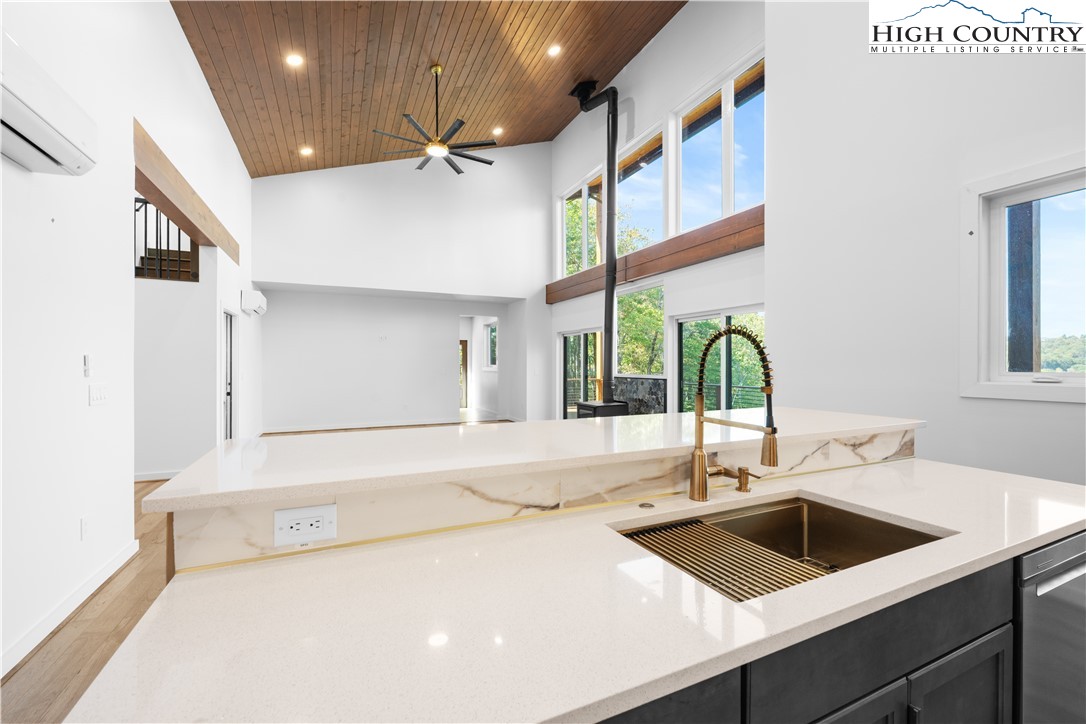 Boone, North Carolina 28607, United States, 3 Bedrooms Bedrooms, ,5 BathroomsBathrooms,Residential,Active,231892