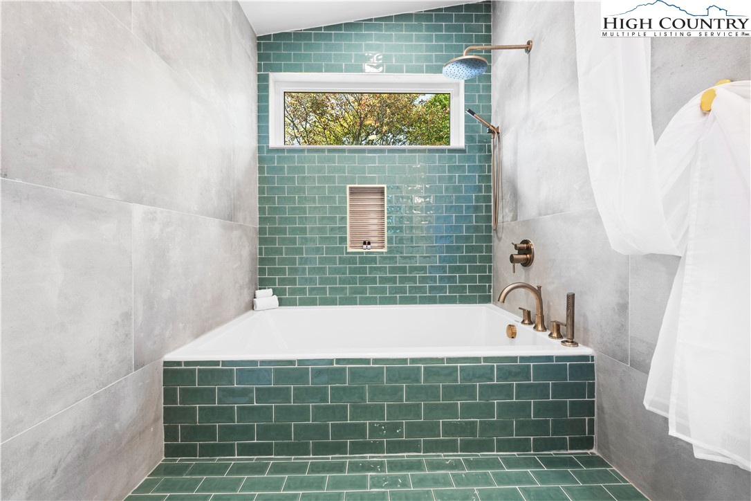 Boone, North Carolina 28607, United States, 3 Bedrooms Bedrooms, ,5 BathroomsBathrooms,Residential,Active,231892