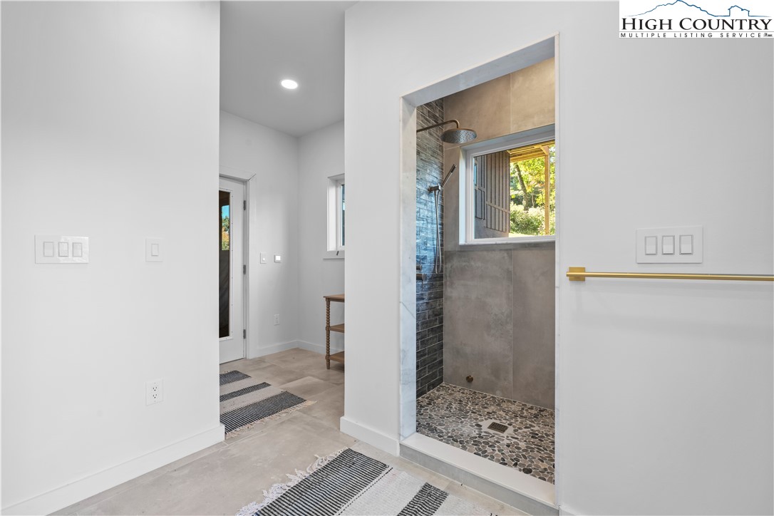 Boone, North Carolina 28607, United States, 3 Bedrooms Bedrooms, ,5 BathroomsBathrooms,Residential,Active,231892