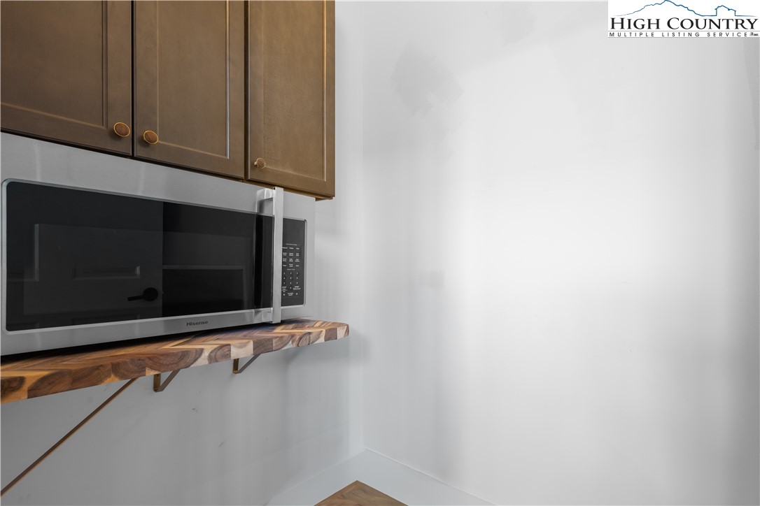 Boone, North Carolina 28607, United States, 3 Bedrooms Bedrooms, ,5 BathroomsBathrooms,Residential,Active,231892