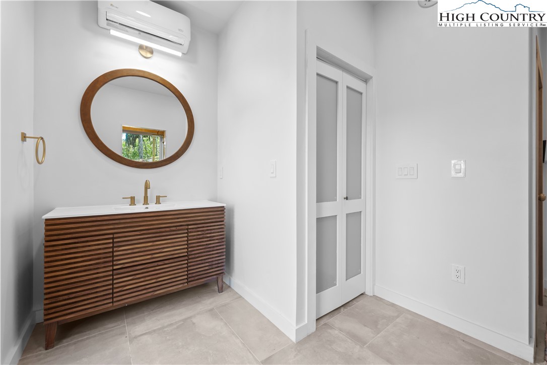 Boone, North Carolina 28607, United States, 3 Bedrooms Bedrooms, ,5 BathroomsBathrooms,Residential,Active,231892